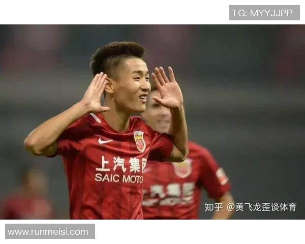 黄字开头的知名足球球星成长历程与赛场荣耀深度解析